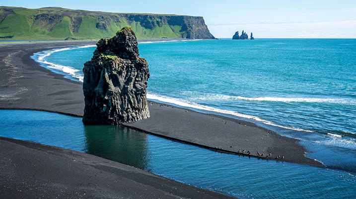 Vue de Reynisfjara, une célèbre plage de sable noir sur la côte sud de l’Islande
