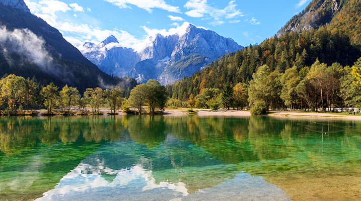 Magnifique lac de Jasna vers Kranjska Gora