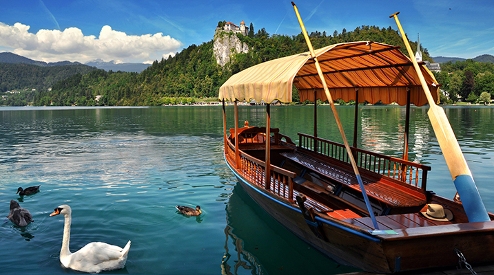 Bateau traditionnel, la Pletna, sur le lac de Bled