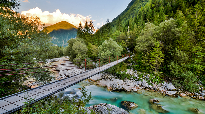 La rivière Soca, une des plus belles rivières européennes qui traverse la vallée de la Soca près du Parc National du Triglav
